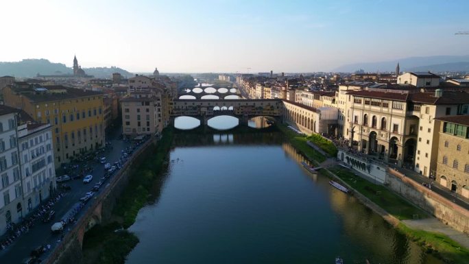 平滑的空中俯视图飞行
中世纪桥镇佛罗伦萨河意大利托斯卡纳。下拉式无人机
4 k的电影