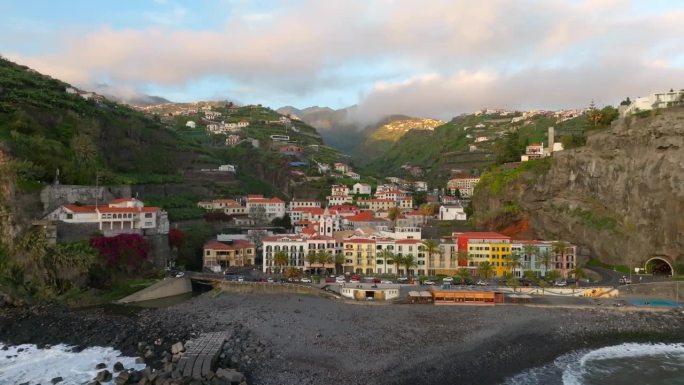 在马德拉岛的Ponto do Sol小镇附近，海浪滚滚涌上海岸