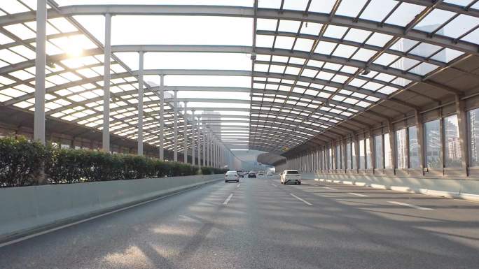 武汉城市道路声屏障设施和汽车行驶综合