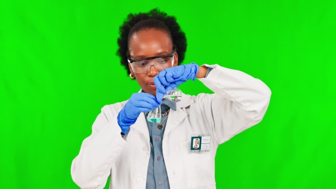 绿屏，科学和黑人女性与化学，液体和研究与玻璃烧杯的工作室背景。快乐，科学家或学生或专家在实验，测试和