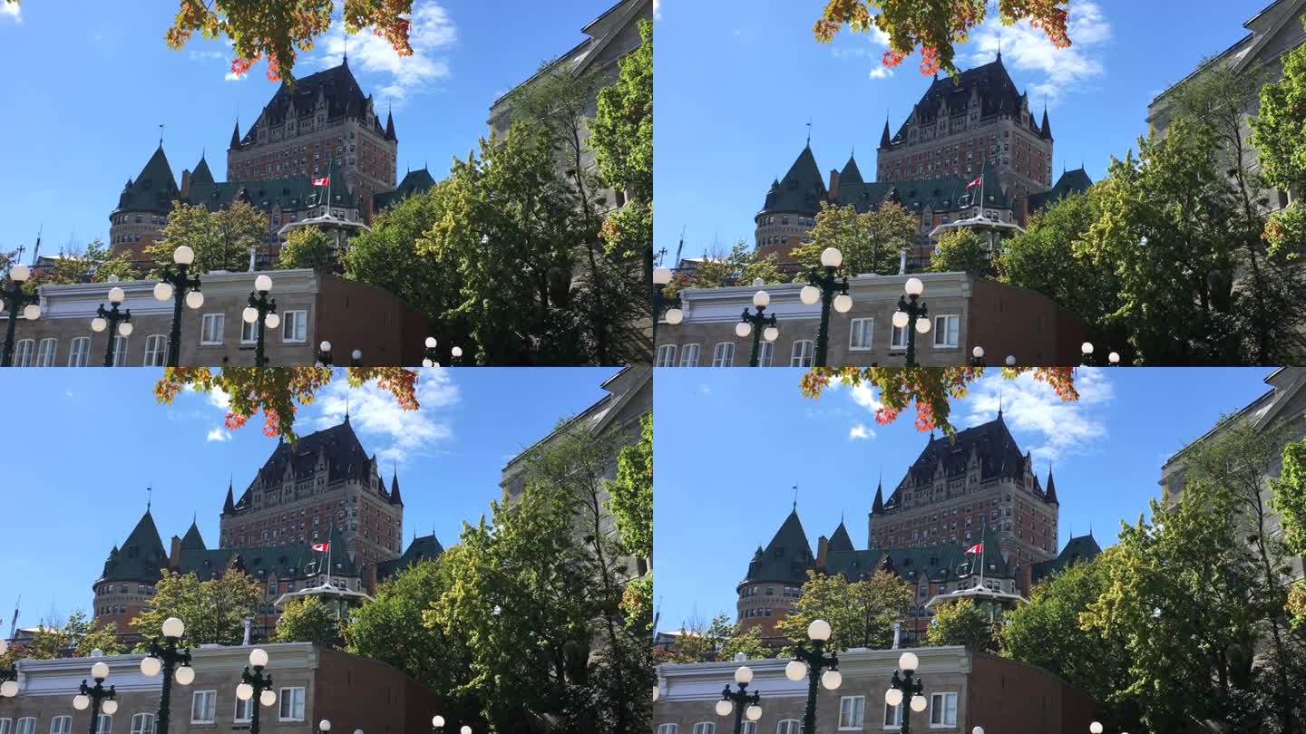 从下面看弗朗特纳克城堡，古色古香的街灯带着地球灯。潘看到风中飘扬的加拿大国旗。天，蓝天。