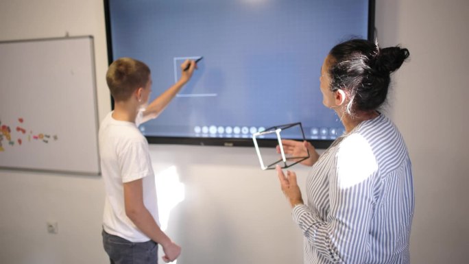 白人男女几何导师，使用互动式白板，一对一授课