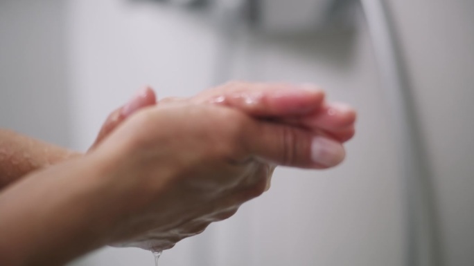 用肥皂洗手的女人用肥皂洗手