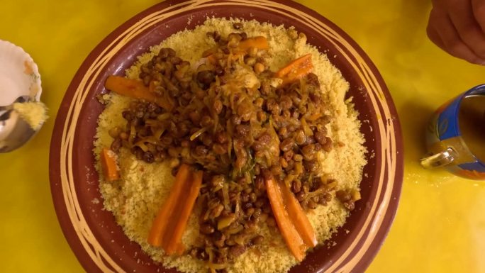 摩洛哥肉和蔬菜蒸粗麦粉
