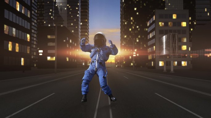 快乐的宇航员在空旷之城的路上跳舞。