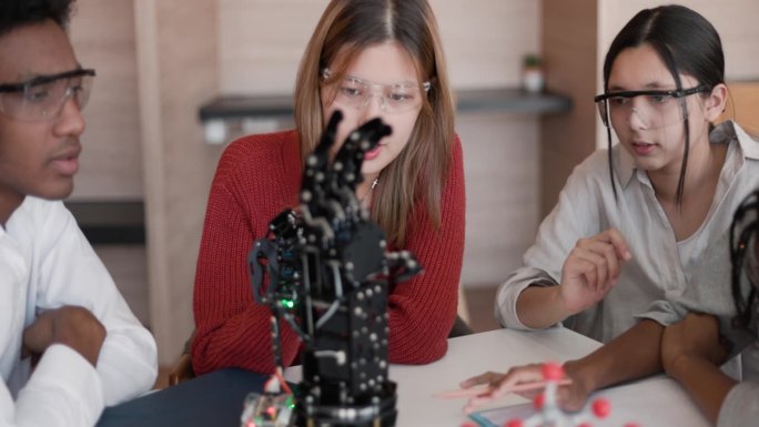 机器人课程。计算机结构与程序的探讨及学校科学项目机械臂的构建。