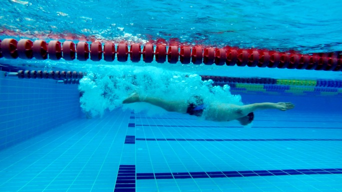 游泳运动员跳入游泳池4k素材