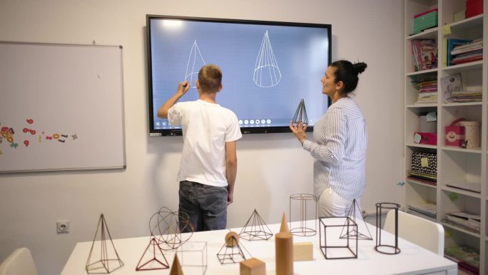 一名男生在互动白板上画几何图形，与一名女几何导师一对一授课