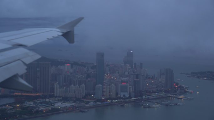 4K飞机窗外 降落厦门城市俯瞰鼓浪屿岛内