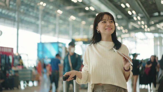 走在机场的亚洲女人。