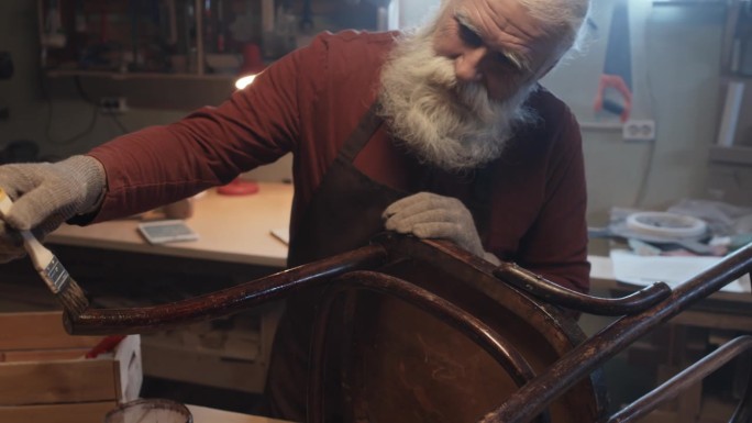 木工用波兰语工作外国老人手工制作实拍素材