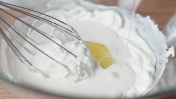 将蛋白倒入白干酪和奶油混合物中，慢动作。