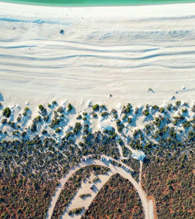 西澳大利亚的赫特泻湖附近的印度洋海岸沙滩的自上而下的镜头