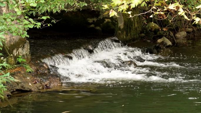 天然灌溉石渠，有山间自然河流的流水