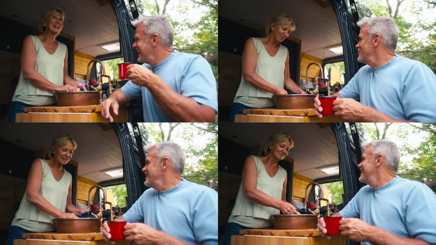 退休老人夫妇在乡间露营，在房车里放松，一起做家务