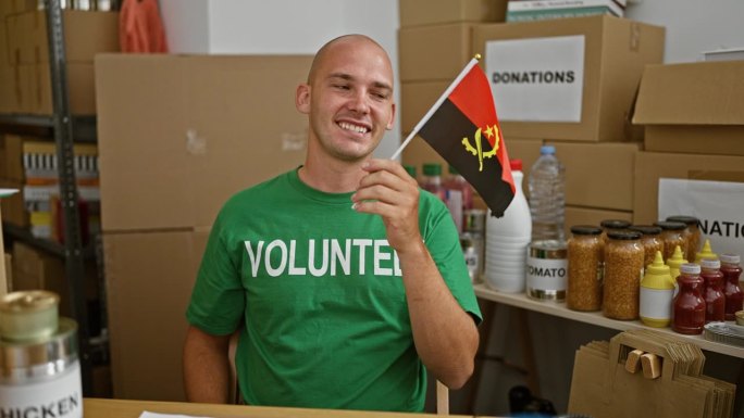 在慈善中心，年轻的西班牙裔志愿者面带微笑，自信地举着安哥拉国旗