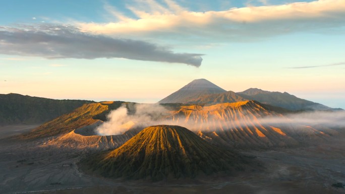 4k延时电影日出场景移动的云，雾和烟雾的喷发覆盖火山mt . Bromo, sememeru, Ba