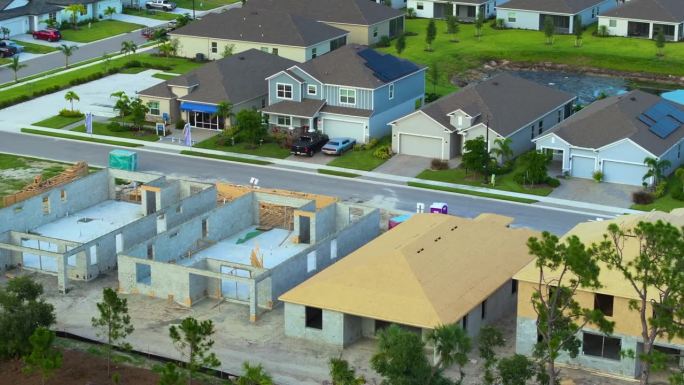 正在建造的新型美国家庭住宅的木制框架。美国住宅的发展