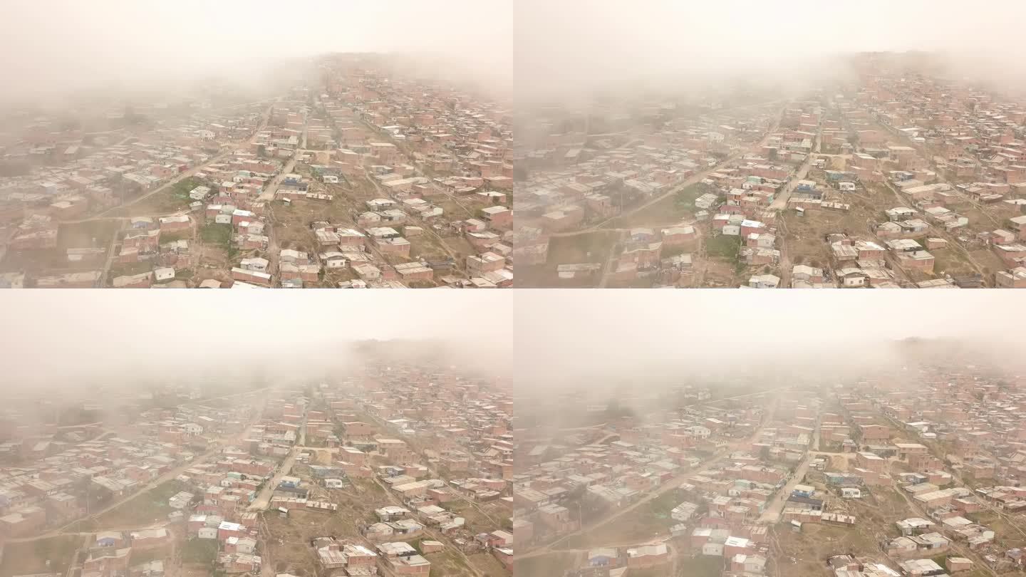 哥伦比亚索阿查，无人机拍摄的厚厚的云层中的卡祖<e:1>贫民窟