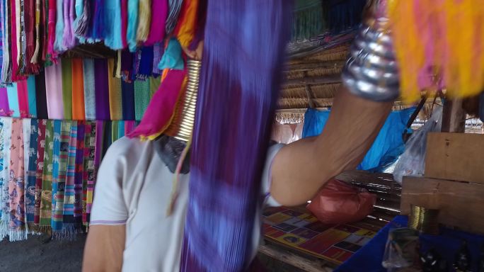 泰国北部乃梭村长脖子村民整理丝巾