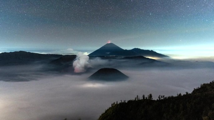 延时夜景移动的雾，云，银河和星星旋转在Bromo火山，东爪哇，印度尼西亚