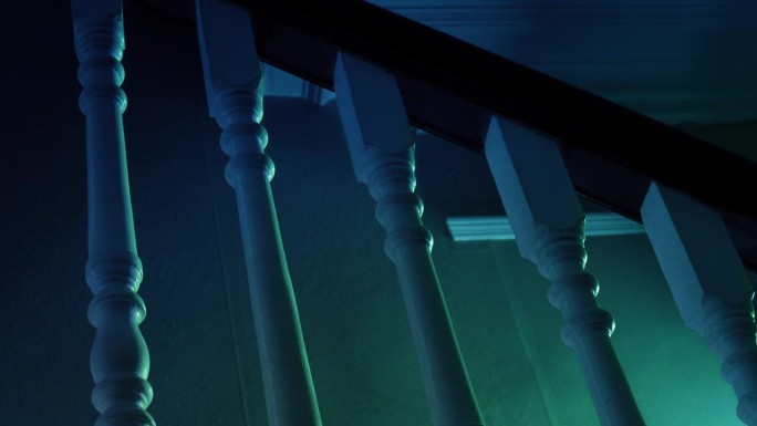 奇怪的绿光从地下室疯狂科学家的概念