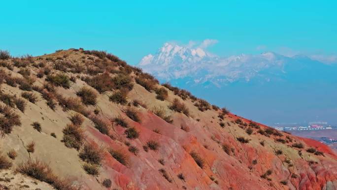 连绵的彩色山丘