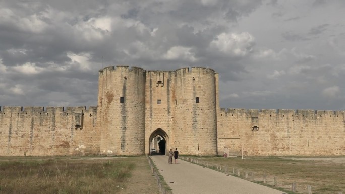 埃格-莫特斯城的塔楼和城墙