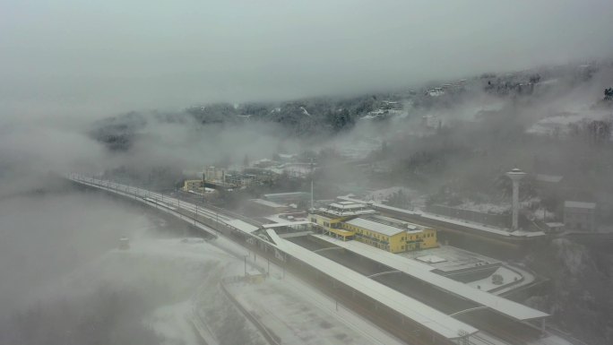 4k火车站山间雪景航拍