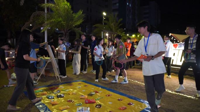 营地 篝火晚会 聚会 夜晚 烤肉 大学生