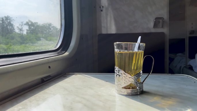 火车开动时桌上一杯茶的晃动声。