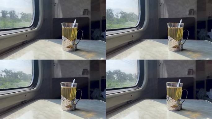 火车开动时桌上一杯茶的晃动声。
