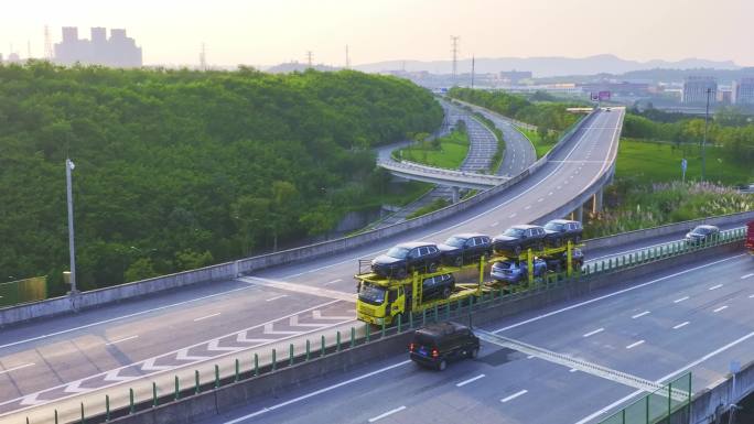 航拍中国 半挂车 大型轿车托运专用车
