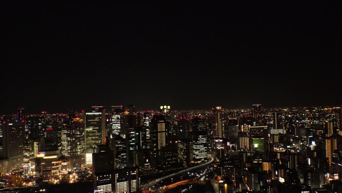 大阪，日本:大阪车站夜间鸟瞰图。