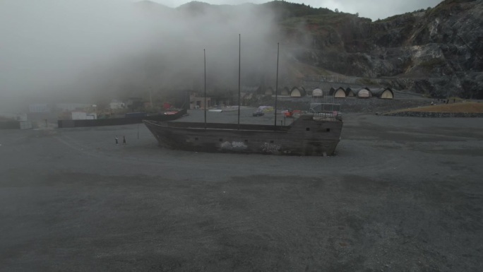 小冰岛云雾天气露营灯废墟