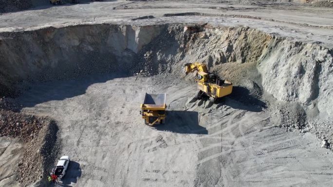 鸟瞰图拍摄露天矿采煤、自卸车、采石采掘业剥离作业