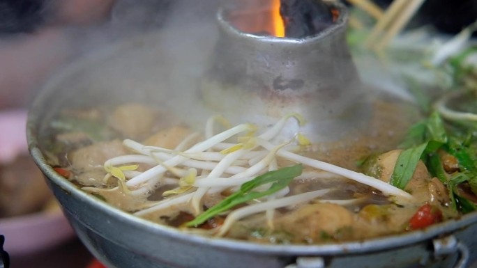 慢动作炖牛肉清肉筋汤，豆芽和牵牛花炖在火锅。