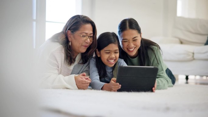 女孩、母亲和奶奶在家里用平板电脑玩电子游戏、看电影和孩子的电子学习应用程序。一代幸福的家庭，孩子和数