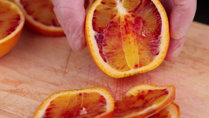 成熟多汁的橙子，果肉呈橙红色
