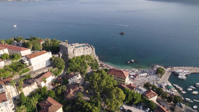 Herceg Novi海岸线，黑山历史悠久的建筑和码头景观