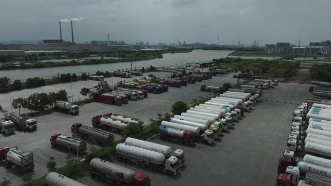 能源运输船停车视频素材大型车重卡车队