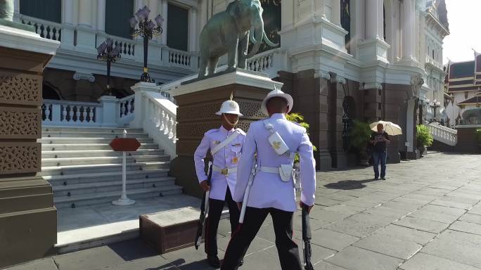 泰国曼谷大皇宫士兵行走