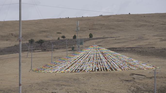 西藏高原地区风马旗飘扬素材