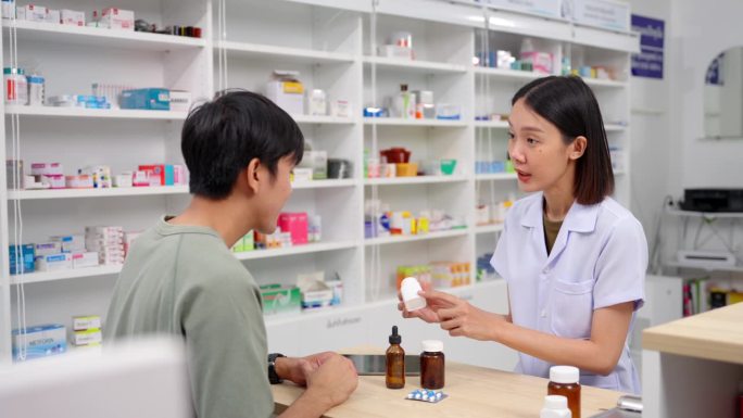 亚洲美女女药师分析顾客症状，探讨药性效果及顾客按处方购药。4 k的决议。