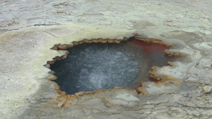 地壳下具有高温的沸腾破洞——地热能