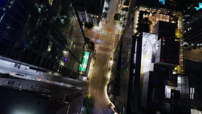 夜间洛杉矶市中心第九街和花街的无人机上升镜头