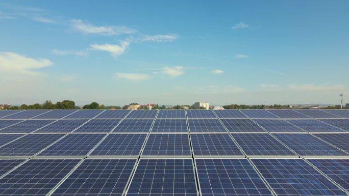 建筑屋顶蓝色光伏太阳能板表面鸟瞰图，用于生产清洁生态电力。生产可再生能源的理念