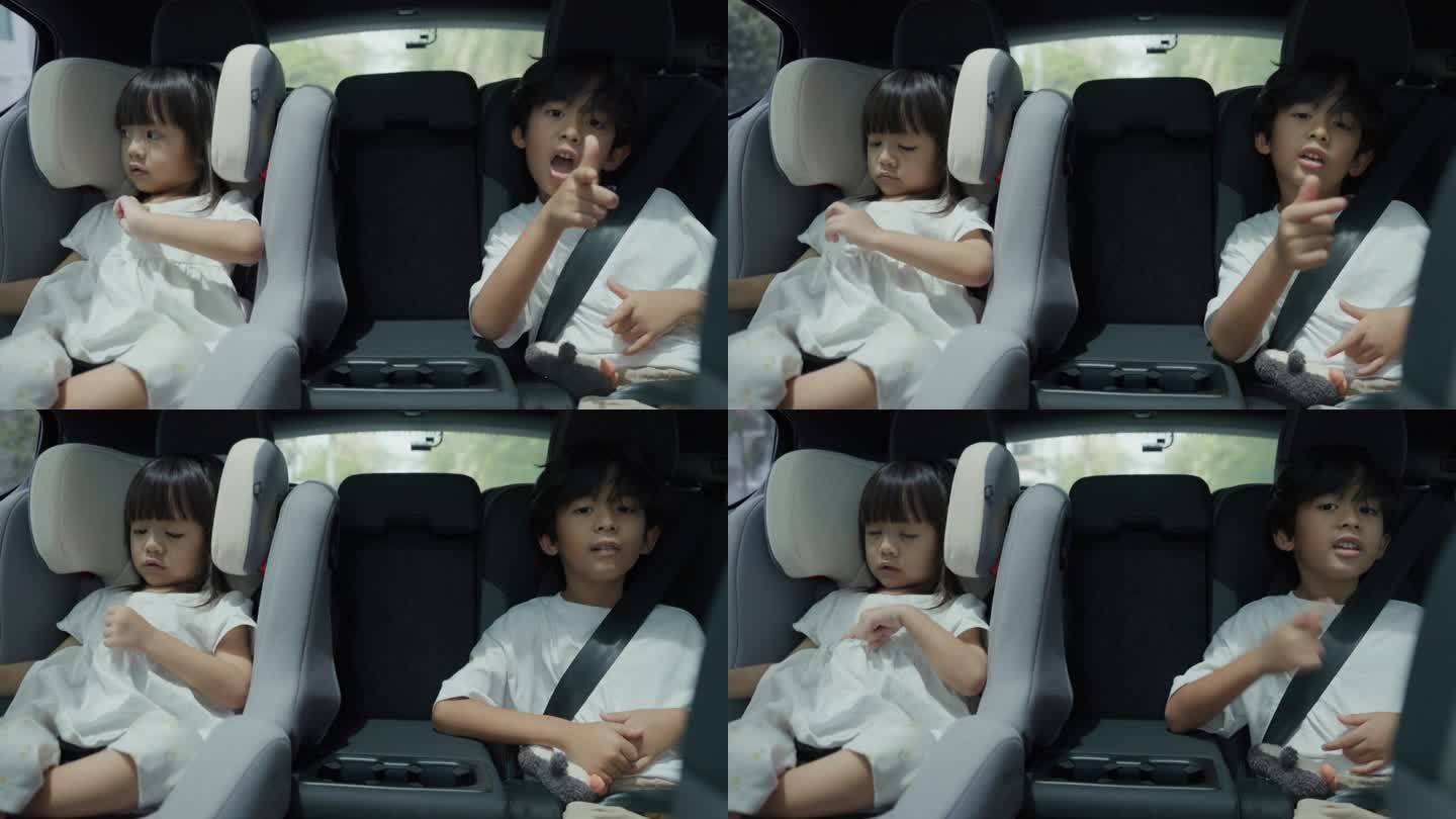 一个小男孩和一个小女孩在汽车后座上唱歌，看起来很开心。