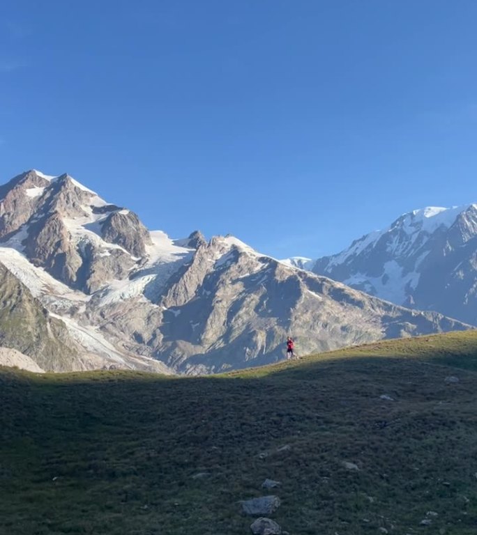 越野跑者在山脊上行进，身后是勃朗峰