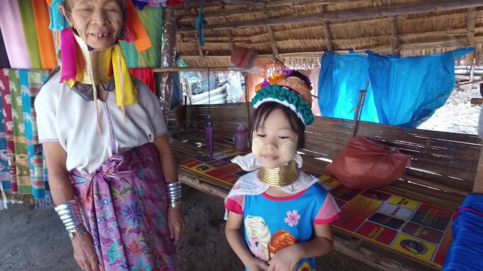 泰国北部乃梭村村民小孩